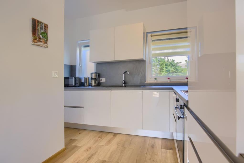 Apartment Sunrise Fuer 6 Personen In Pula-Stinjan Eksteriør billede